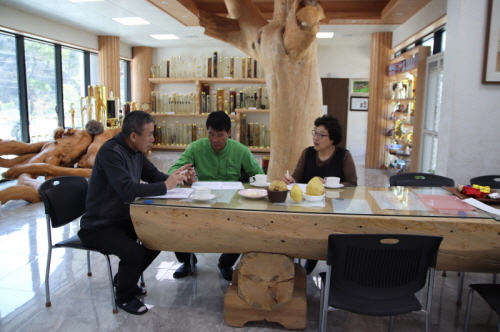 사무실 내부 회의 모습